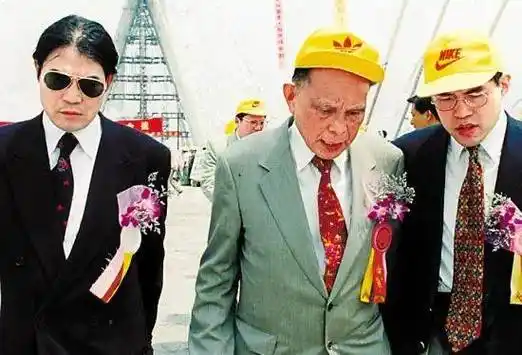 霍家清明回老家扫墓三代同堂郭晶晶站c位霍震霆疼爱霍中曦