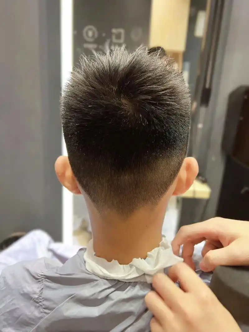 男生发型|适合小男生的清爽阳光短发碎发 弟弟的发质属于比较柔软的