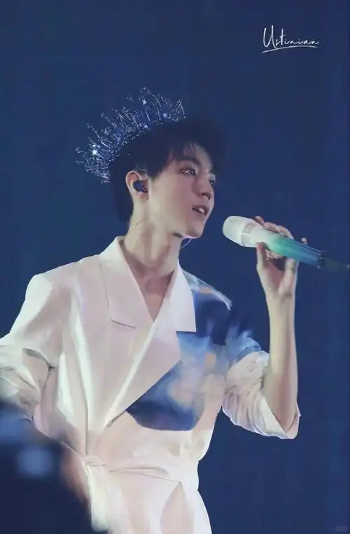 王俊凯 古偶#王俊凯低头皇冠也没掉!