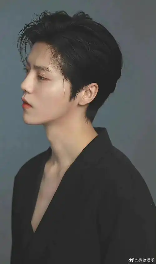 鹿晗神仙侧脸三百六十度无死角侧颜也是一绝的小鹿