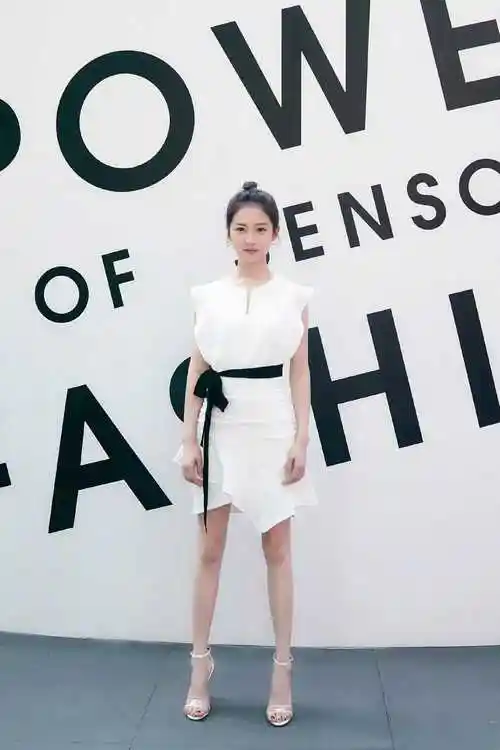 陈钰琪到底有多美?白色连衣裙清纯灵动,配黑色腰带更显女神风范