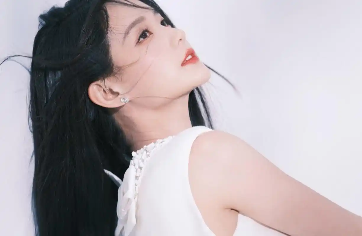 清纯唯美,楚楚动人的#李一桐# 容颜秀丽,冰肌玉肤,窈窕淑女,娉婷玉立