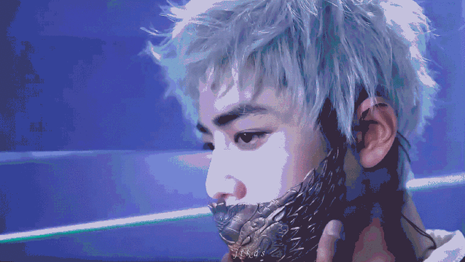 时尚芭莎动图,帅炸了.  战哥银发真的好惊艳,精灵小王子!