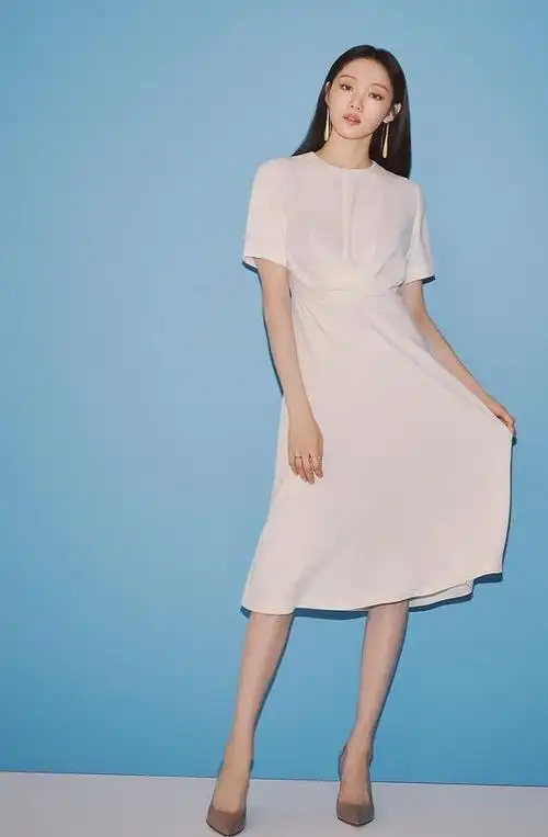 李圣经最新画报穿简洁黑白裙难掩高挑苗条身材这比例绝了