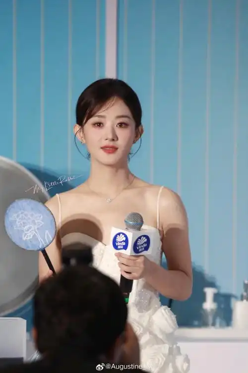 赵丽颖上身viktor & rolf 2024秋冬婚纱系列白色抹胸长裙出席品牌线下