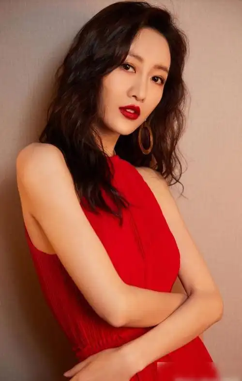 王鸥穿一身红拍写真真的是火辣辣的美