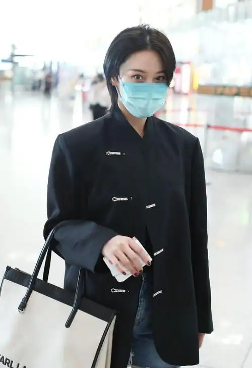 张馨予偏爱中国风小立领外套个性时髦盘扣设计真别致