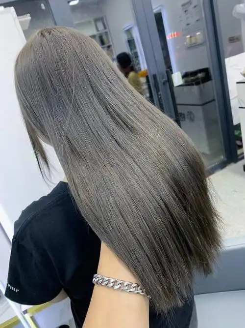 一款不需要漂色的灰棕雾感发色,染完头发质感也超级好,不伤发,重要的