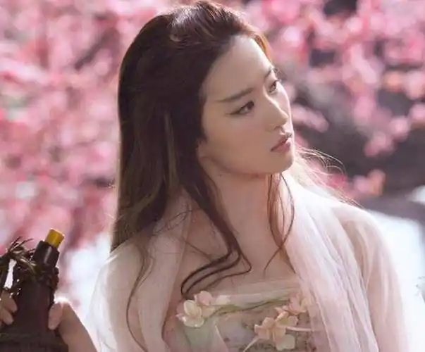 之一位刘亦菲我们的仙女姐姐不只演过神仙的角色,在去年的一部玄幻