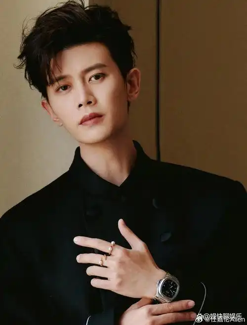 任嘉伦,1989年4月11日出生于山东省青岛市,青岛外事服务职业学校2008