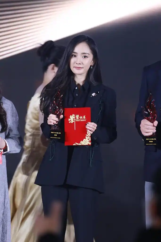 杨幂黑西装英姿飒爽 获年度十大公益人物登台领奖-搜狐大视野-搜狐新