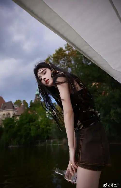 鞠婧祎美拉德风##鞠婧祎半肩毛衣#查了下～新图背景是布达佩斯呈行