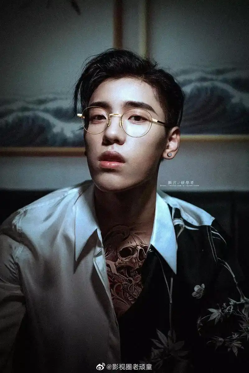 看到一张王子异戴眼镜的图!金边眼镜戴起来!斯文败类!禁欲医生!