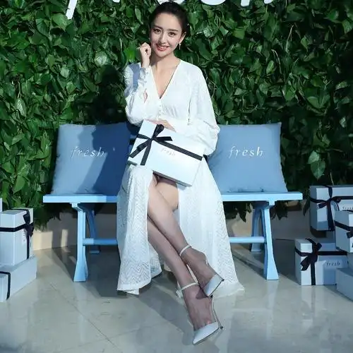 佟丽娅颜值高衣品更高穿白色v领连衣裙端庄优雅简约温柔