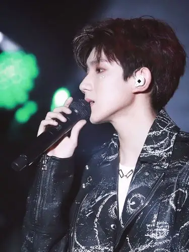 王源也是美妆达人?"流星妆"来袭太抢镜,居然和沈月神默契!