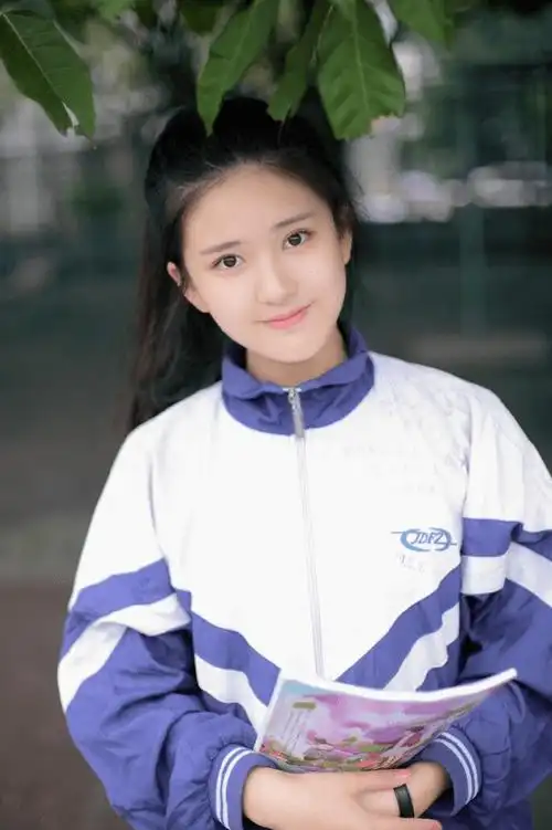 赵露思学生时代旧照曝光截图放大看清她的五官是否整容很显然