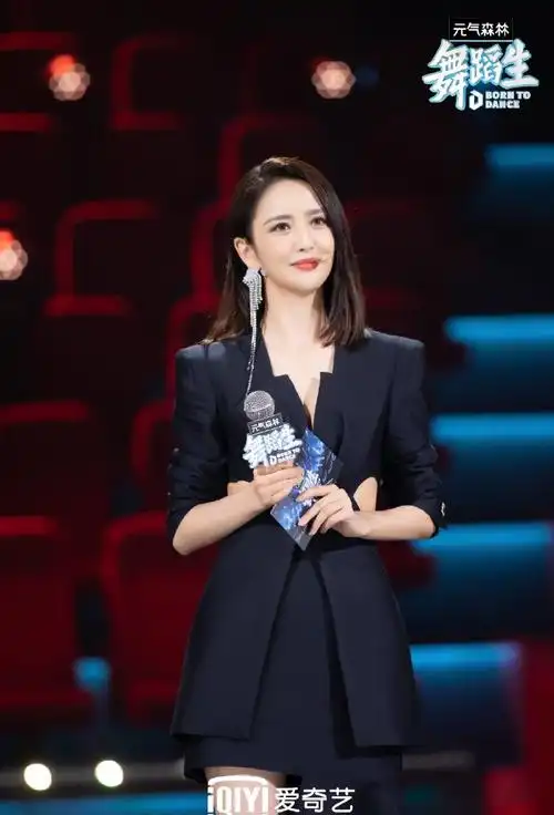 佟丽娅致简黑白氛围感大片#丫丫穿着黑色西装大气优雅,可以脑补一部