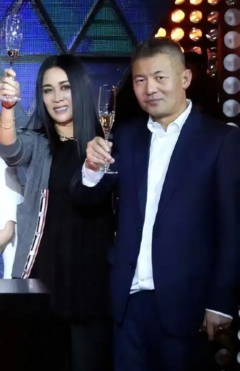 那英隐藏多年的老公现身,气质不输圈内明星