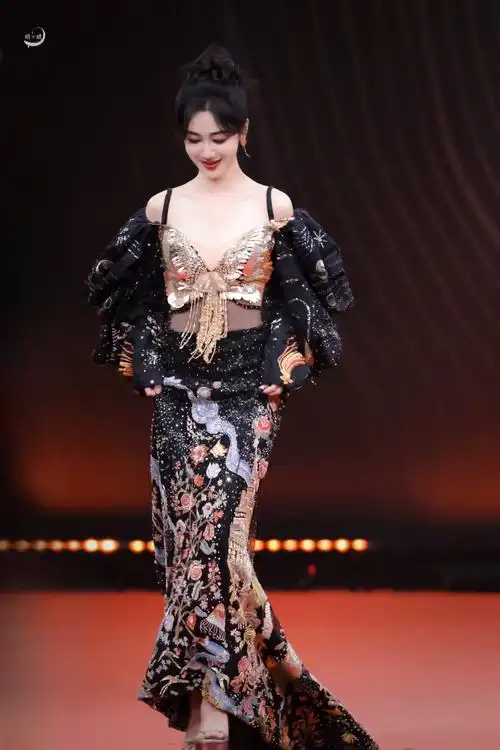 杨紫##杨紫1106生日快乐##愚人节站姐团建