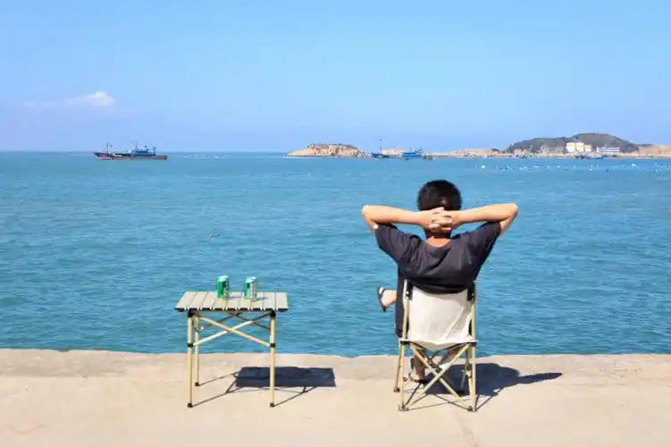 一个人独自在海边静静的享受大海的感觉