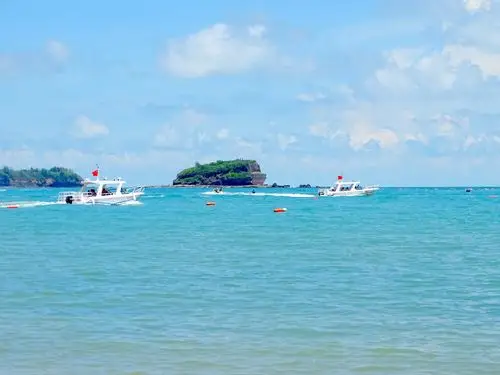 广西北海〉壮美辽阔碧海蓝天,阳光下海水闪闪发光:滩上幼沙幼滑白净故