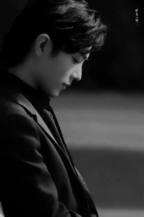 肖战总能将简单的黑白系演绎出五彩斑斓的色彩,成为目光中心,让人为之