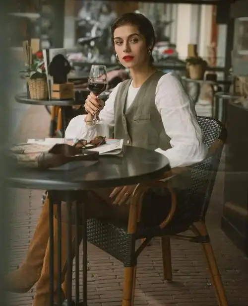 这位法国博主也曾因发型受到质疑,收到了 "像个男人/好丑……"等负面