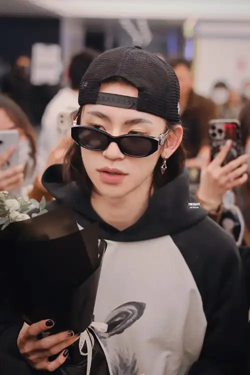 小鬼手拿应援棒向粉丝比心