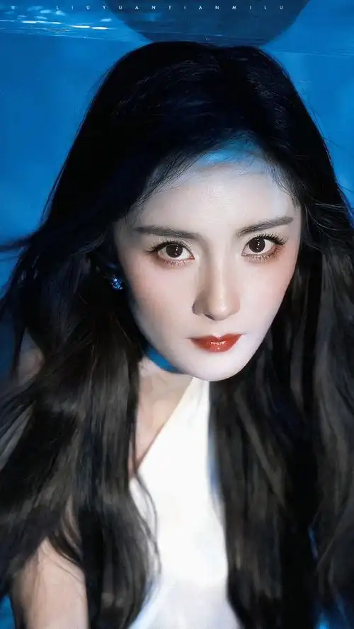 杨幂白色美人鱼妆造