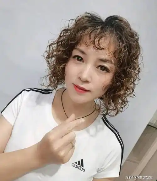 50岁女人烫什么发型显年轻?