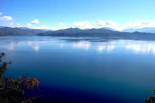 湖水如镜.晴空下,没有什么可躲藏隐匿的,除了那一望无际的蓝.