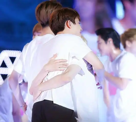 exo那些年有爱又心酸的拥抱场面,永远相亲相爱的一家人