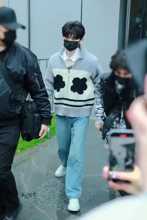 组图马嘉祺声生不息宝岛季上班路透穿花朵毛衣清爽帅气
