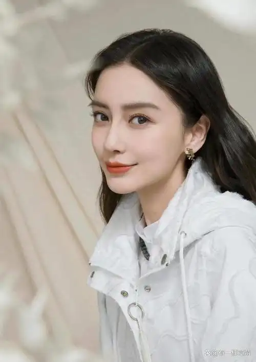 杨颖打破沉寂杂志曝光引爆复出猜想神秘力量助力重回娱圈巅峰