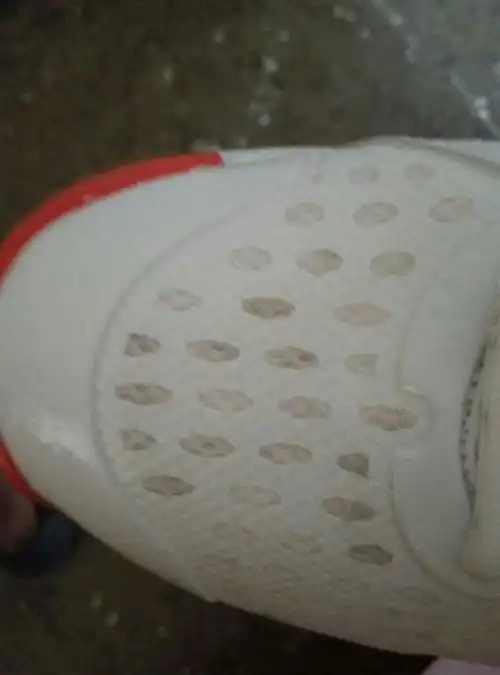 皮面的用白色牙膏刷洗,帆布牛仔布的同样洗了以后用卫生纸裹起来放