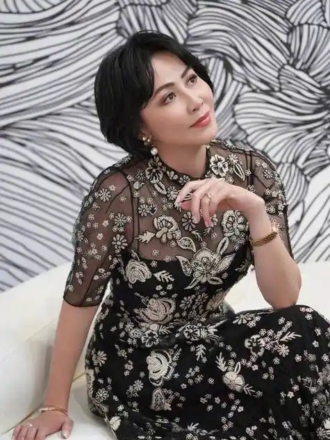 原创惊艳登场刘嘉玲58岁性感迷人魅力依旧