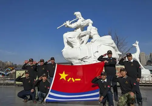 老兵向军旗敬礼