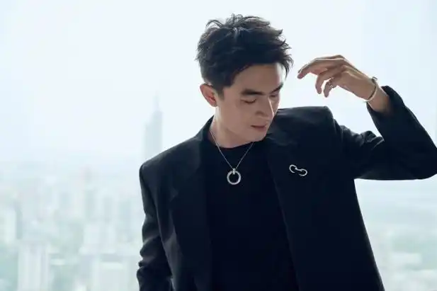 林更新现身活动 质感黑色西装抒写深蕴无限林更新2023-05-04 10:33:06