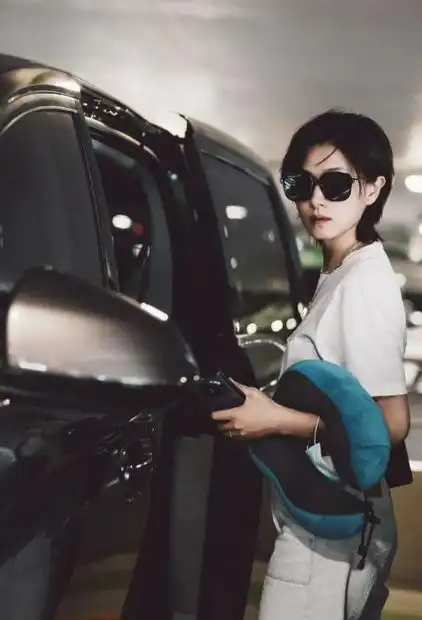 万茜亮相机场!白衣清纯年轻气质爆棚!