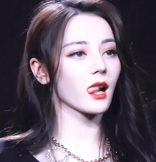 有种"移不开视线"叫迪丽热巴吐舌头,张嘴那一刹,心都被萌化了