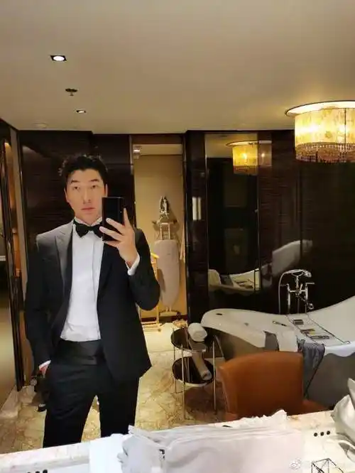 张亮晒儿子天天同款西装照自拍,并喊话:是不是要battle?