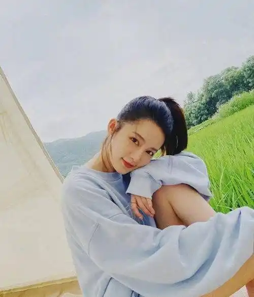 李沁穿毛衣玩《衣服下的思念》太抢镜,清纯有活力,长腿姐姐_短裤_感觉