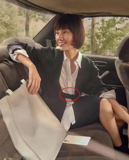 看了袁泉的西装造型突然发现西装别成套穿这样搭才高级