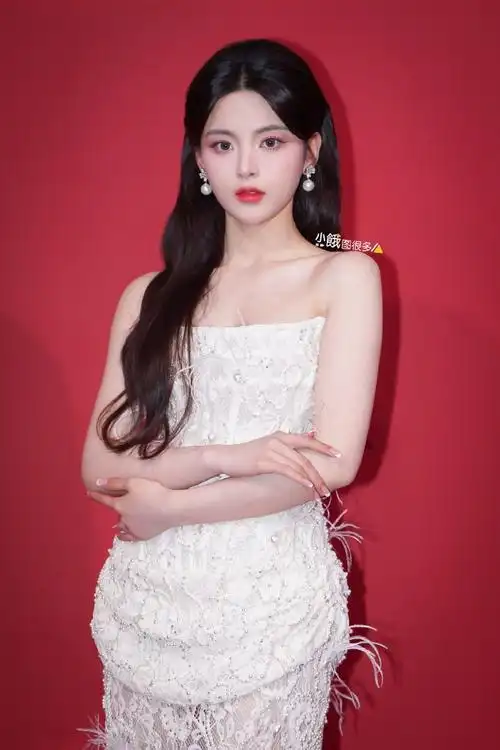 杨超越钉珠蕾丝裙##angelababy杨超越互夸美甲