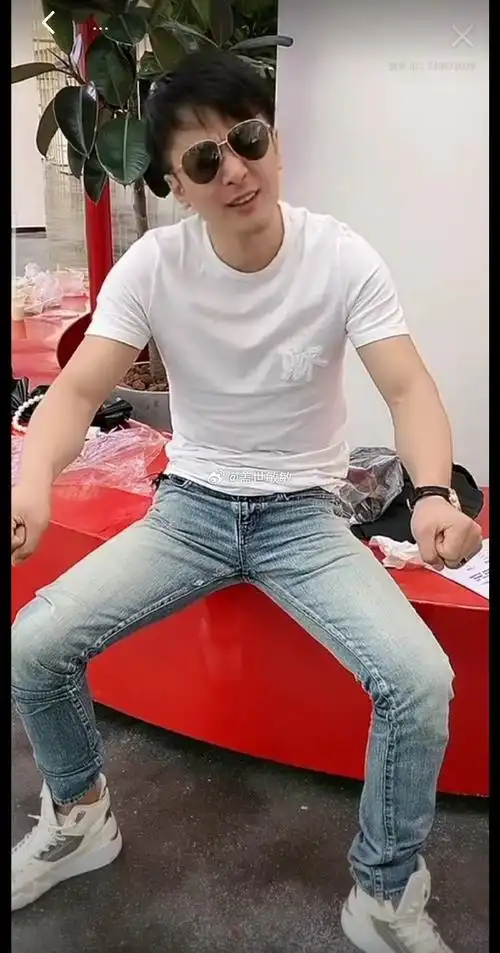 一直标榜"农民儿子"的辛巴很喜欢穿奢侈品衣服,特别是