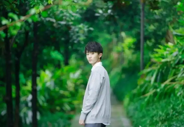 马嘉祺帅气街拍