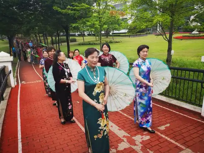 老年人大型旗袍秀 - 美篇