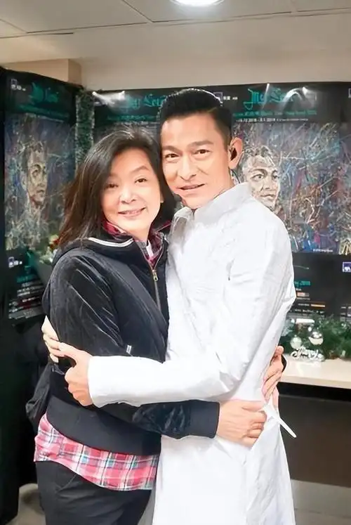 刘德华妻子朱丽倩:高龄产子后现如何