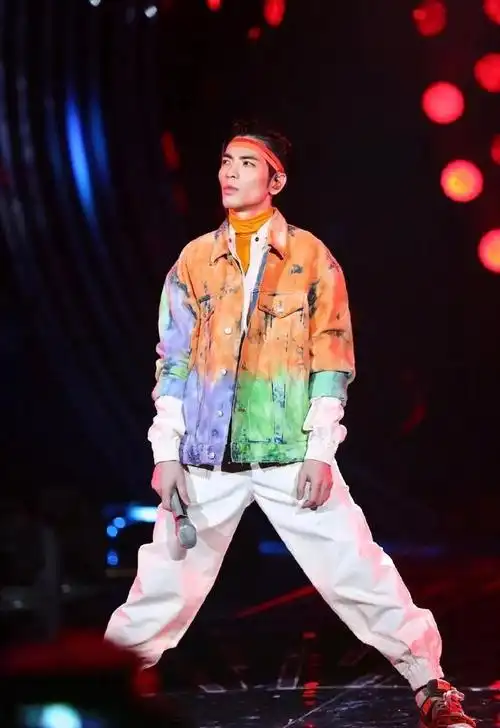 身高171cm的萧敬腾,用牛仔外套打造潮流造型