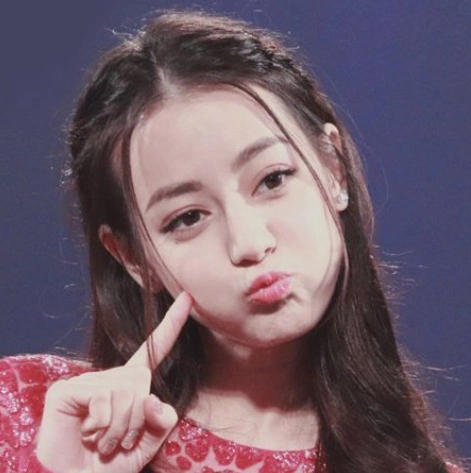 迪丽热巴嘟嘴萌照,图二可爱,图四是不开心,最喜欢图三!